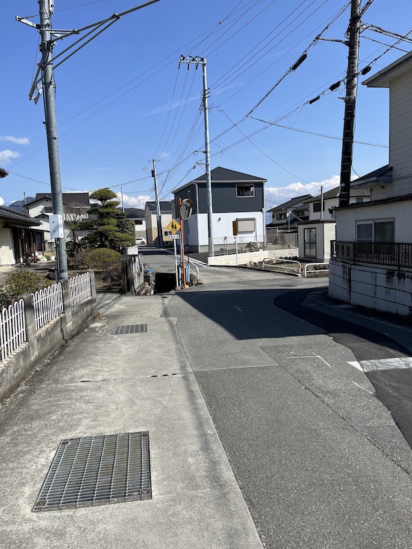 上町の信号から、１つ目の角