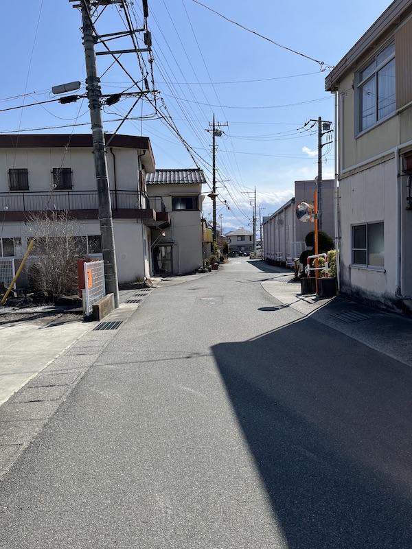 上町の信号から、２つ目の角