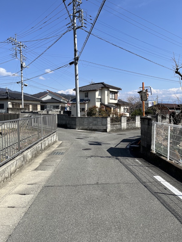 敷島中学校前の信号から、３つ目の角