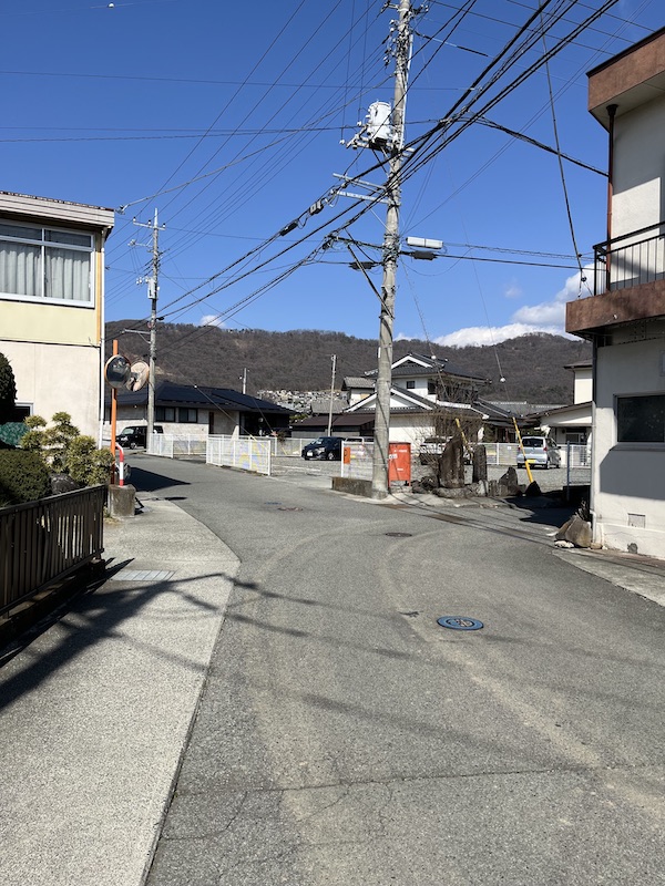 敷島中学校前の信号から、２つ目の角